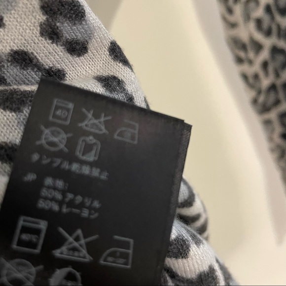 H&M Leopard Print Drop Shoulder Lightweight Knit Sweater Size Medium - Picture 4 of 9